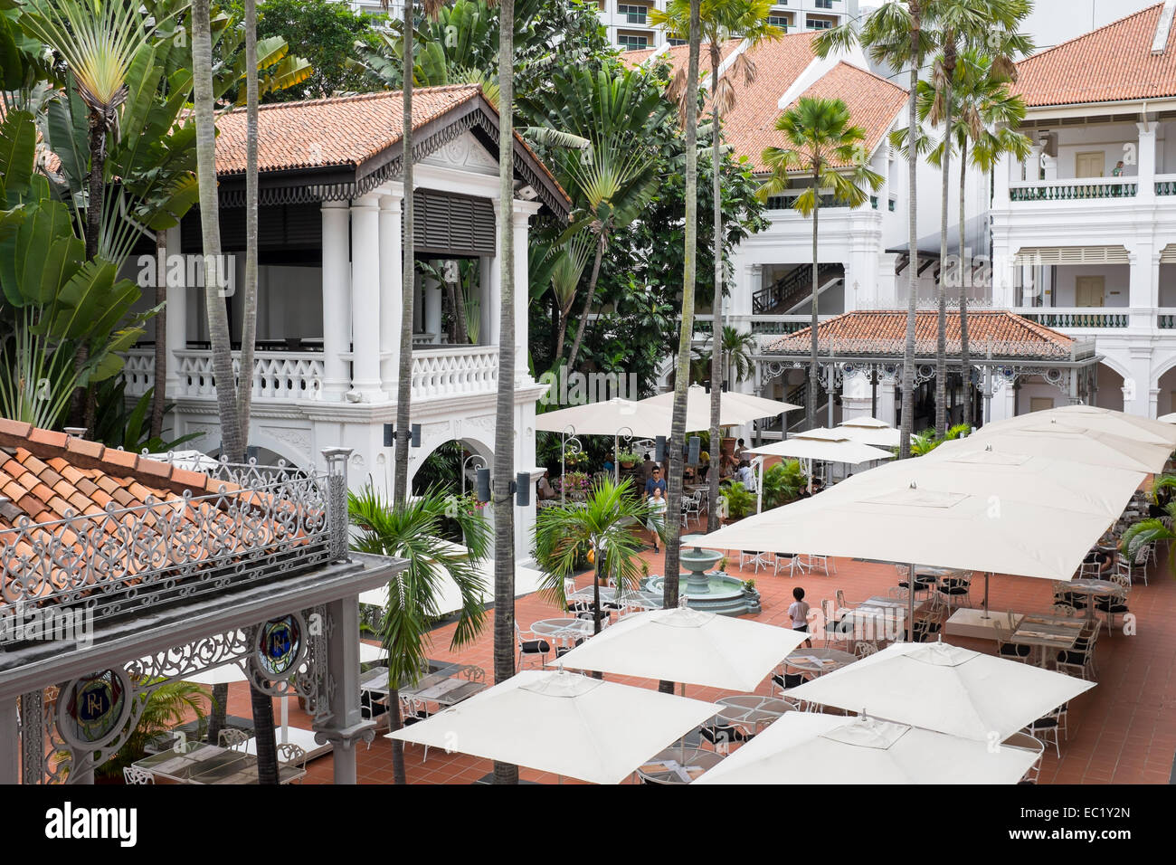 Ein Blick auf den Innenhof des Raffles Hotels in Singapur Stockfoto