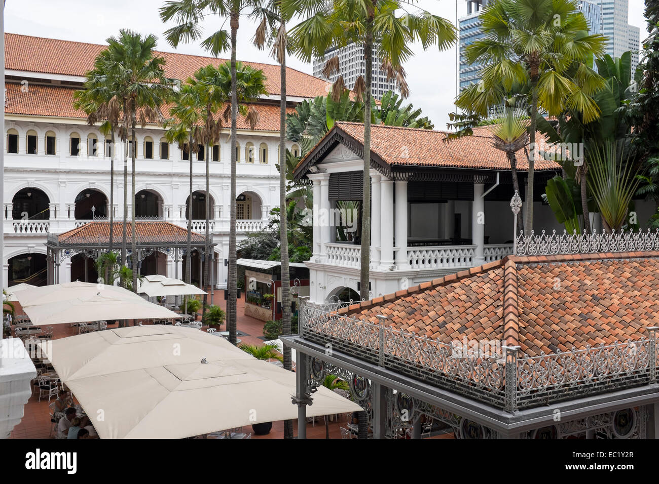 Ein Blick auf den Innenhof des Raffles Hotels in Singapur Stockfoto