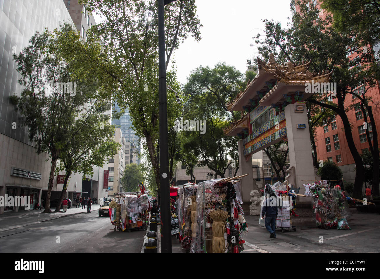 Im chinesischen Stil Tor, Straßenszene, Mexico City, Mexiko Stockfoto