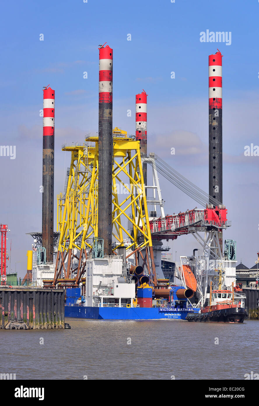 Jacke-Komponenten von Offshore-Windkraftanlagen auf spezialisierte Schiff Victoria Matthias, Container-Terminal Bremerhaven Stockfoto