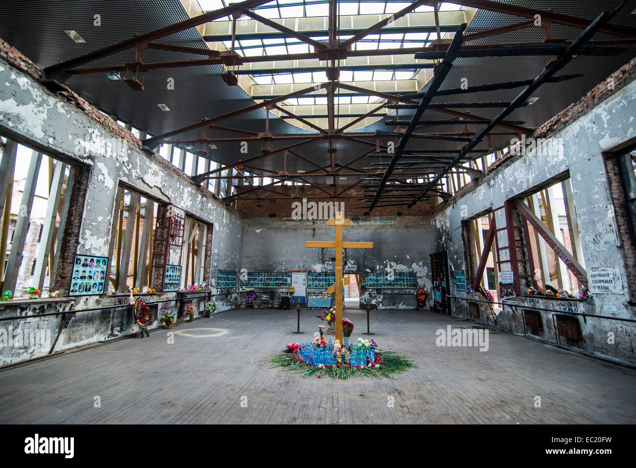 Denkmal, Geiselnahme von Beslan, in der alten Turnhalle wo das Massaker passiert, Republik Nordossetien-Alanien, Caucasus Stockfoto