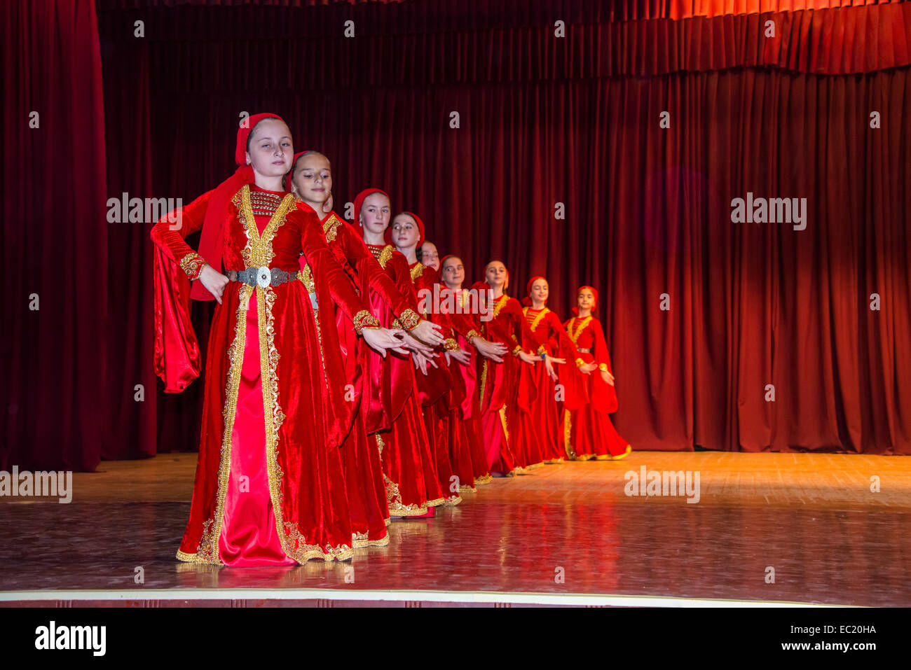 Tschetschenische Jugendliche tanzen Ensemble, Grosny, Tschetschenien, Kaukasus, Russland Stockfoto