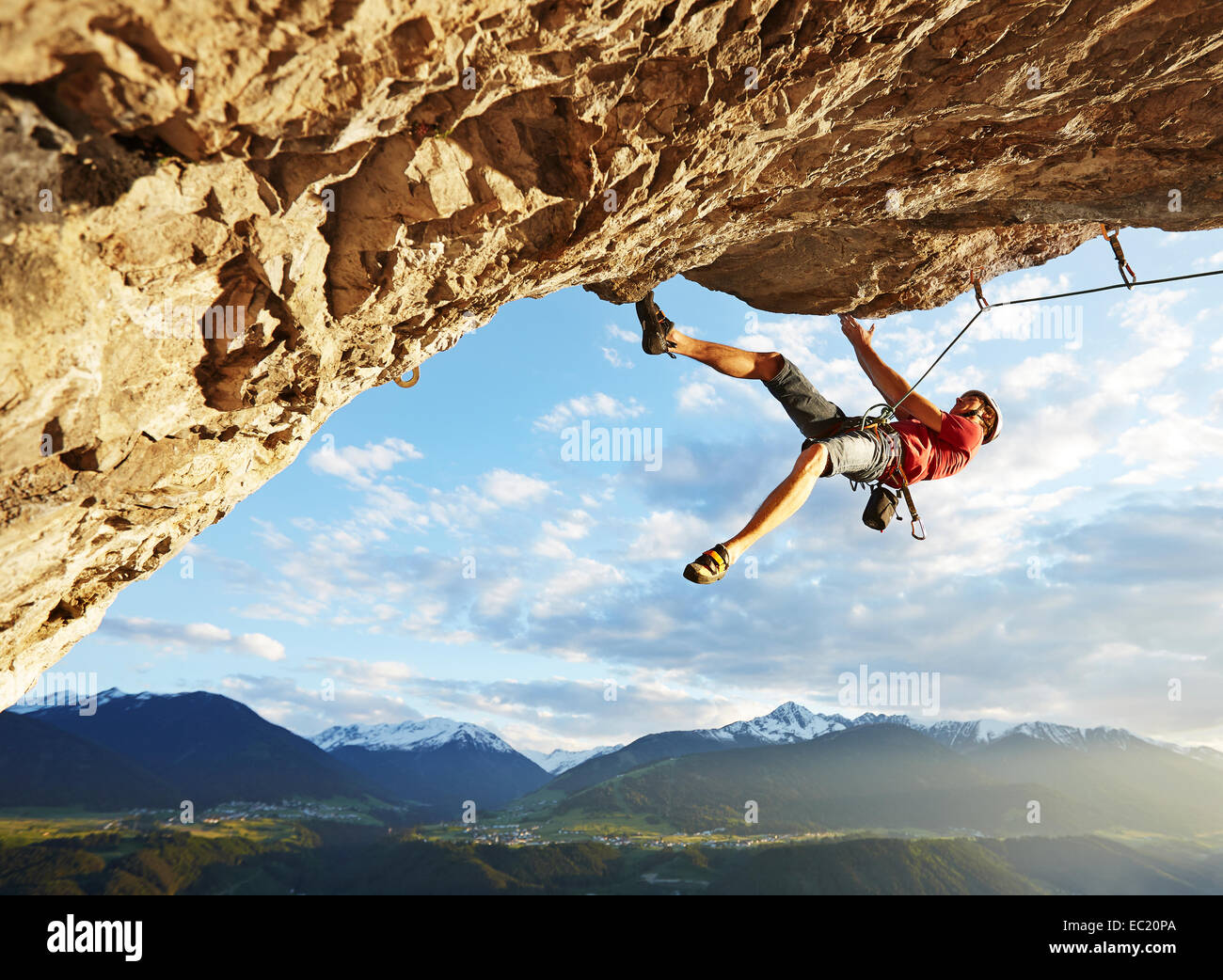 Freeclimber mit Helm Klettern am Fels Gesicht, Martinswand, Galerie, Innsbruck, Tirol, Österreich Stockfoto