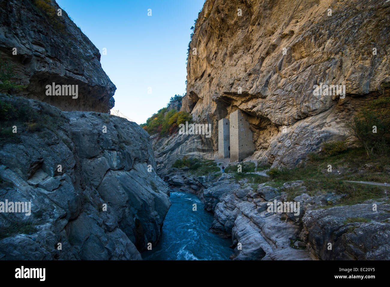 Tschetschenische Wachtürme unter überhängenden Felsen am Fluss Argun, in der Nähe von Itum Kale, Tschetschenien, Kaukasus, Russland Stockfoto