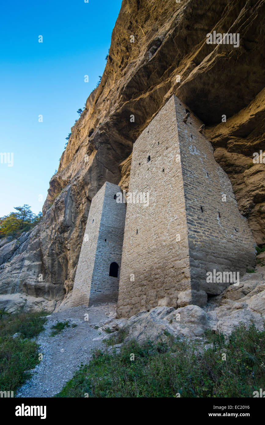 Tschetschenische Wachtürme unter überhängenden Felsen am Fluss Argun, in der Nähe von Itum Kale, Tschetschenien, Kaukasus, Russland Stockfoto