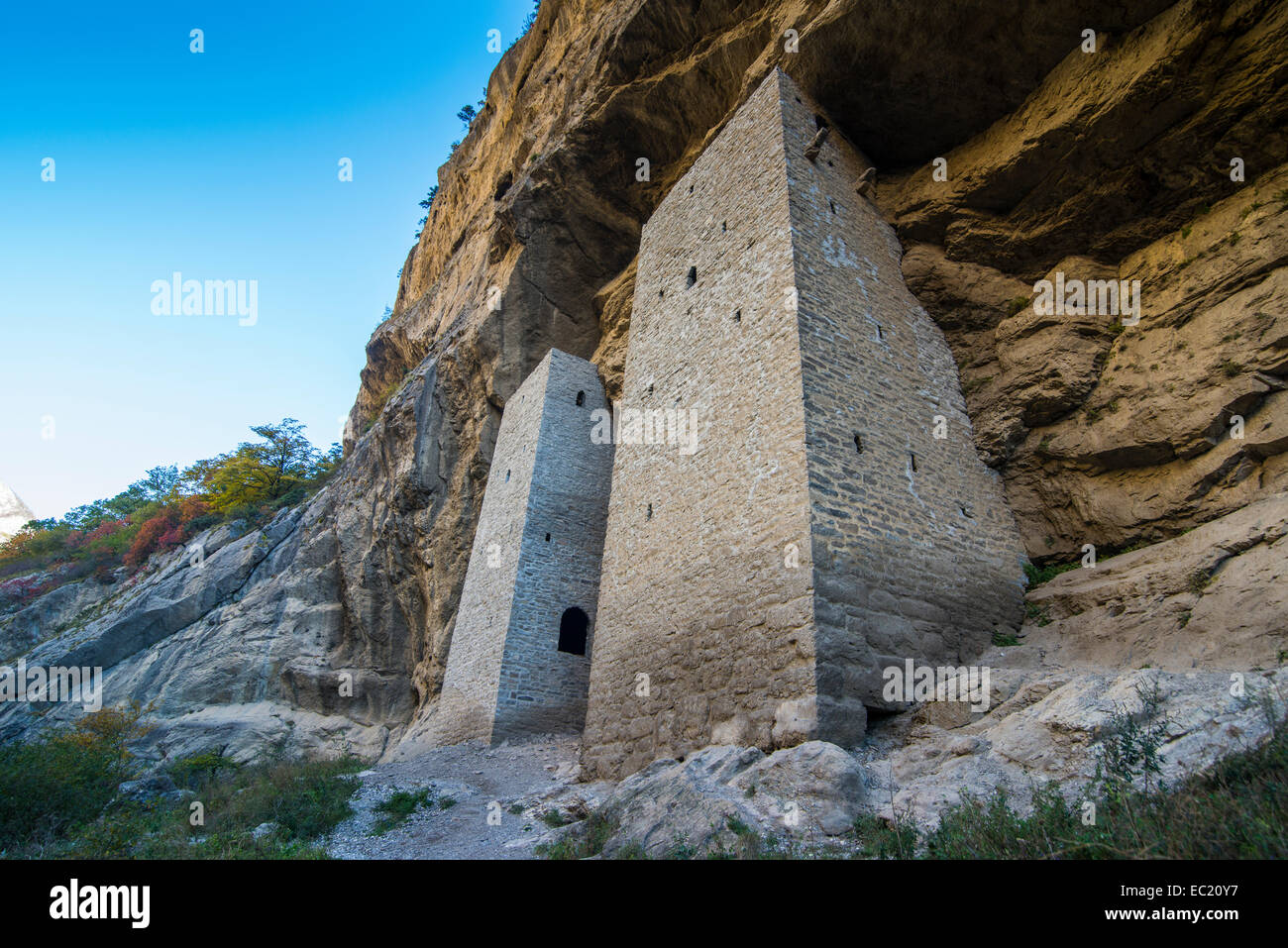 Tschetschenische Wachtürme unter überhängenden Felsen am Fluss Argun, in der Nähe von Itum Kale, Tschetschenien, Kaukasus, Russland Stockfoto