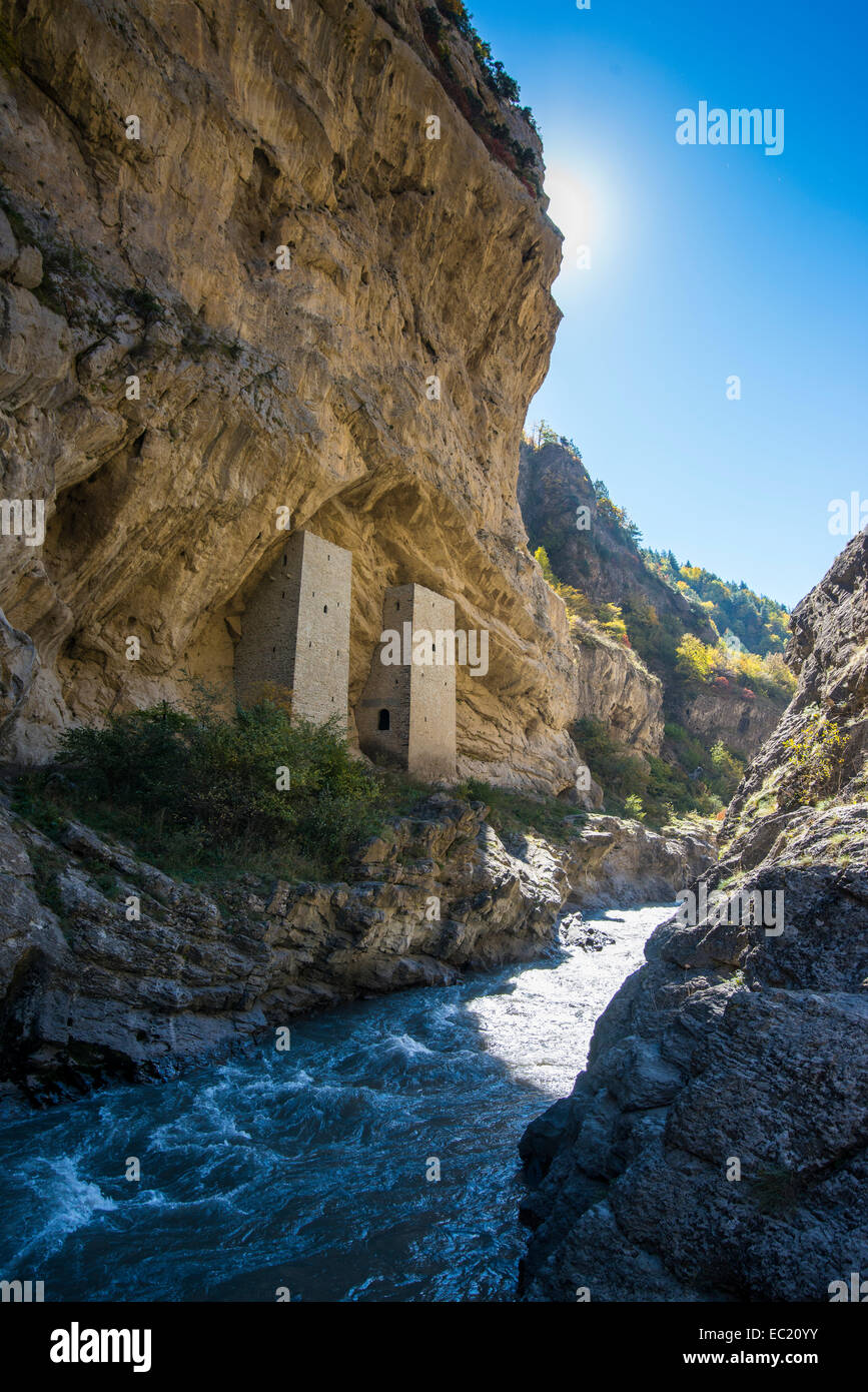 Tschetschenische Wachtürme unter überhängenden Felsen am Fluss Argun, in der Nähe von Itum Kale, Tschetschenien, Kaukasus, Russland Stockfoto