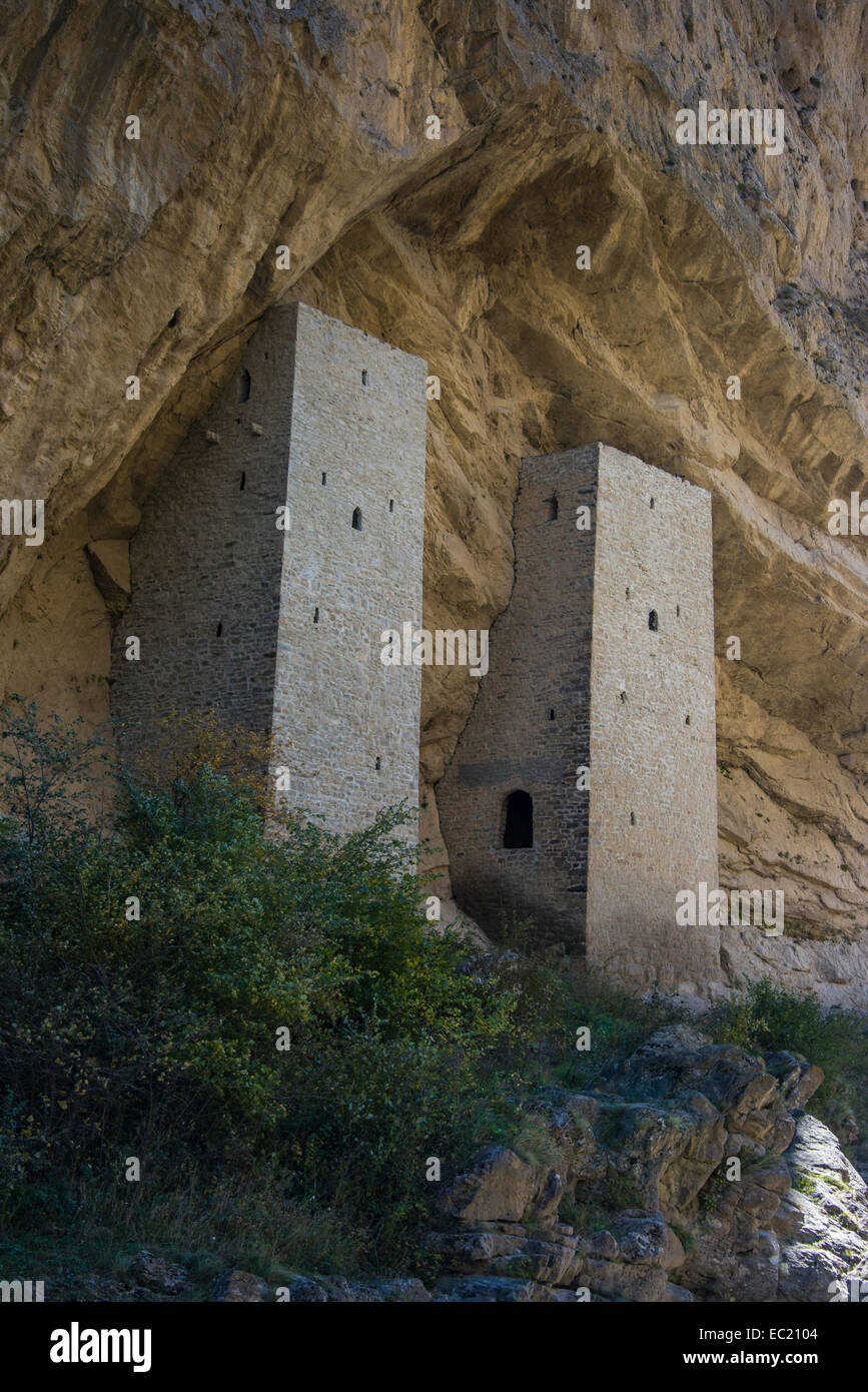 Tschetschenische Wachtürme unter überhängenden Felsen am Fluss Argun, in der Nähe von Itum Kale, Tschetschenien, Kaukasus, Russland Stockfoto
