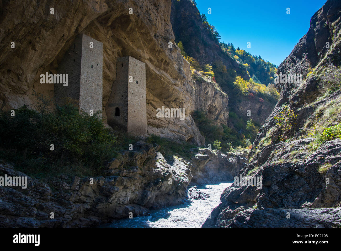 Tschetschenische Wachtürme unter überhängenden Felsen am Fluss Argun, in der Nähe von Itum Kale, Tschetschenien, Kaukasus, Russland Stockfoto