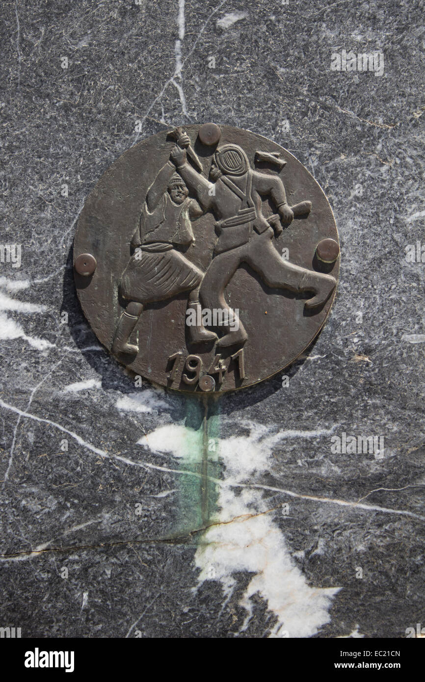 Gedenktafel an einem kretischen Kriegerdenkmal Kennzeichnung der deutschen Invasion im zweiten Weltkrieg. Stockfoto