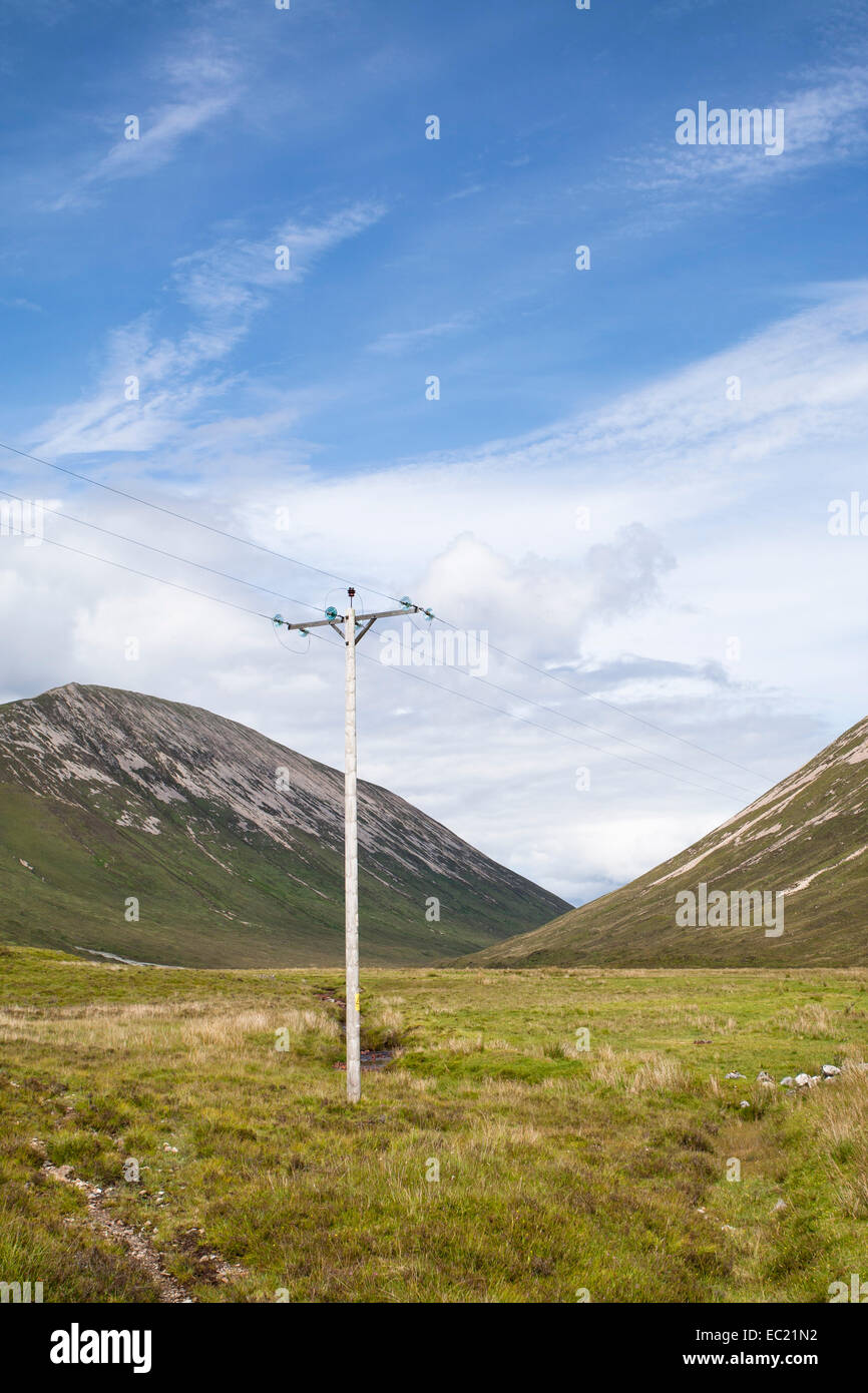 Telegraph Pole und Kabel mit Glas Bheinn Mhor auf der Rückseite, Strathaird, Isle Of Skye, Schottland, Vereinigtes Königreich Stockfoto