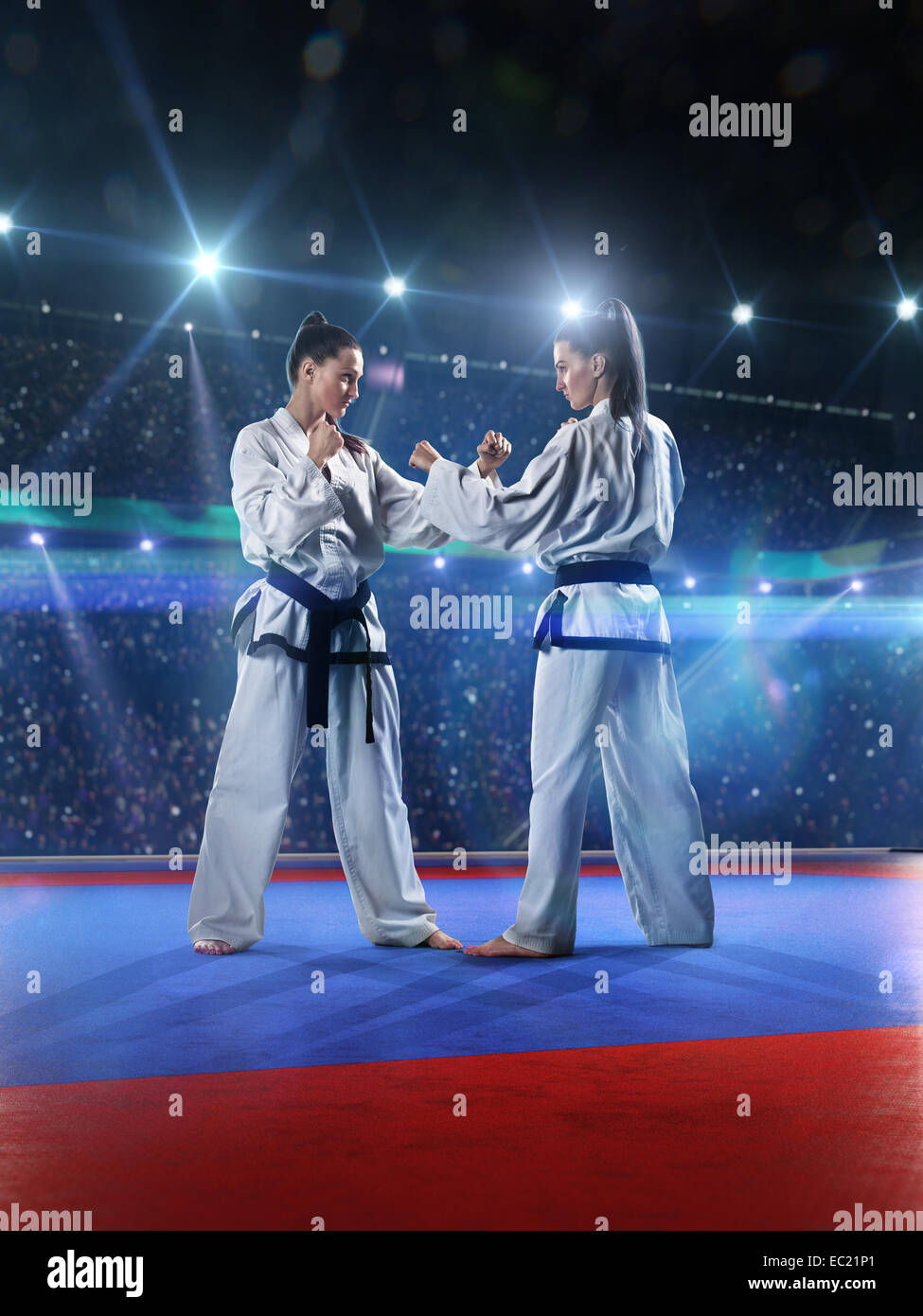 Zwei professionelle weibliche Karatekämpfer kämpfen Stockfoto