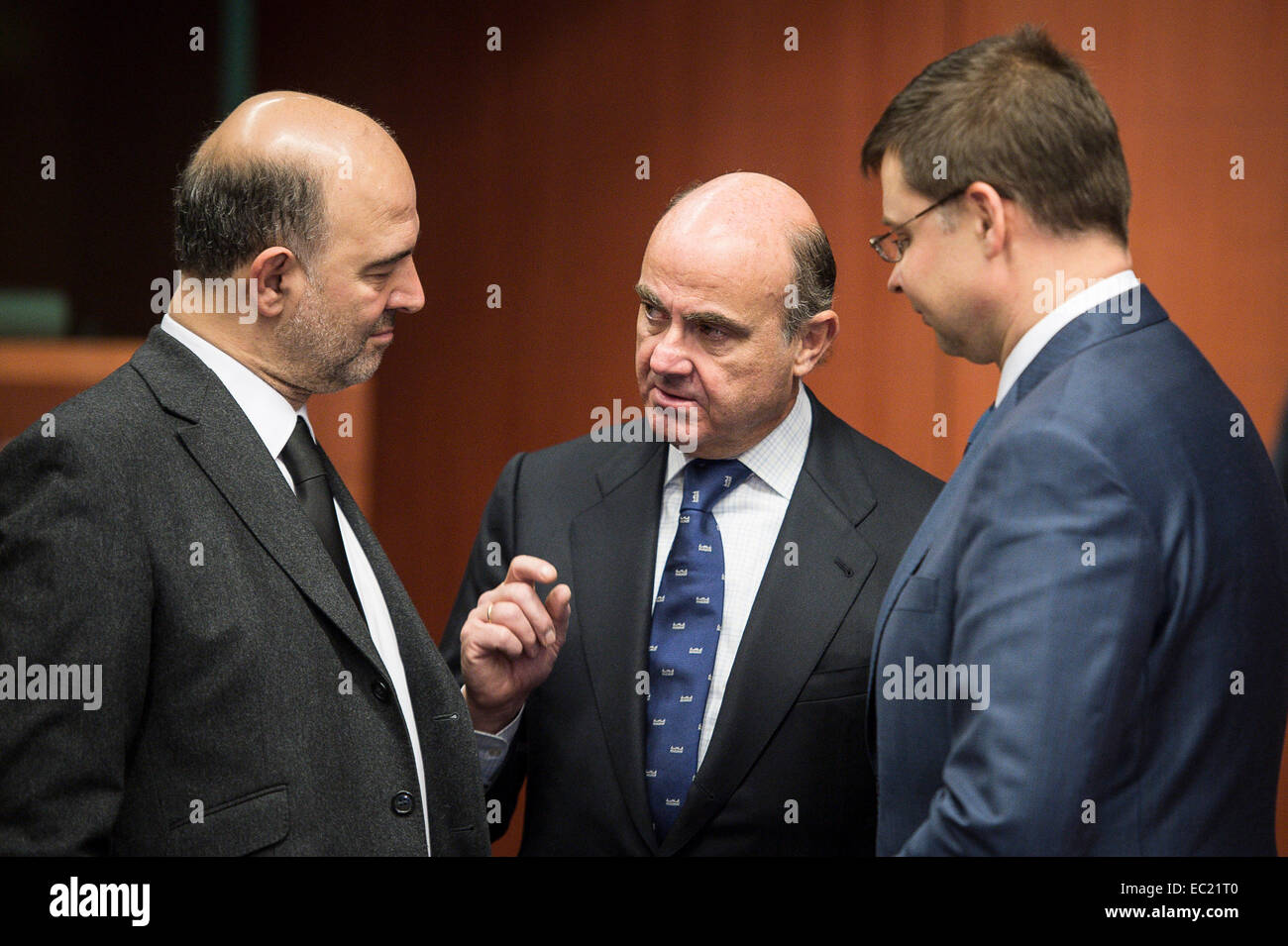 EU-Kommissar für Wirtschaft und Finanzen, Steuern und Zollunion, Pierre Moscovici (L) und spanische Wirtschaftsminister Luis de Guindos und Vize-Präsident der EU-Kommission zuständig für die Euro Valdis Dombrovskis (R) zu Beginn der Euro-Gruppe mit europäischen Finanzminister haben auf EU Sitz in Brüssel, Belgien am 08.12.2014 auf der Tagesordnung der Sitzung ist die Bewertung der dem Euro-Währungsgebiet angehörenden Mitgliedstaaten Haushaltsplanung. Der Minister für Wirtschaft und Finanzen der Euro-Zone werden auch Griechenland diskutieren (fünfte überprüfen und follow-up Vereinbarungen), Portugal (Tanne Stockfoto
