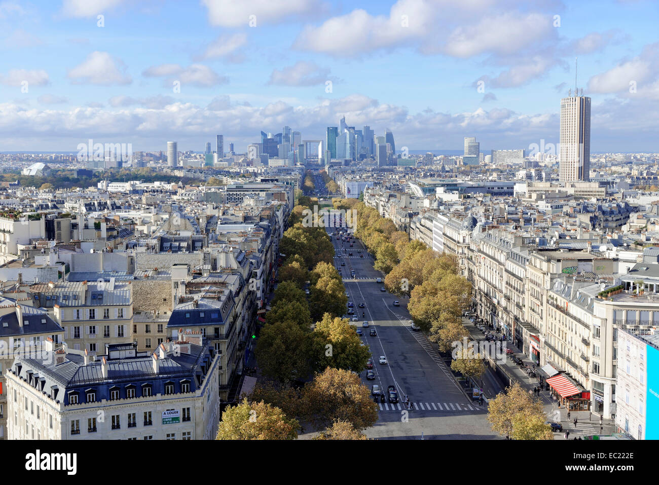 Blick auf La Défense und die Avenue des Champs-Elysées, dem Arc de Triomphe, Paris, Ile de France, Frankreich Stockfoto
