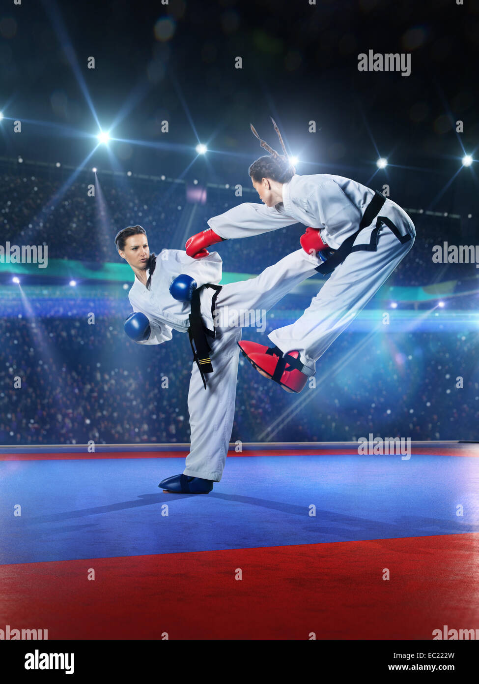 Zwei professionelle weibliche Karatekämpfer kämpfen Stockfoto