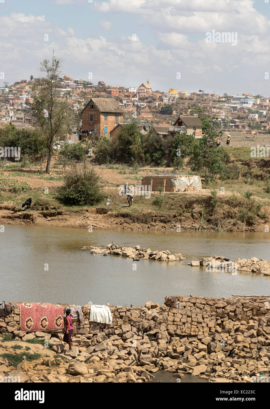 Waschen Trocknen an Wänden außerhalb Antananarivo Madagaskar Stockfoto