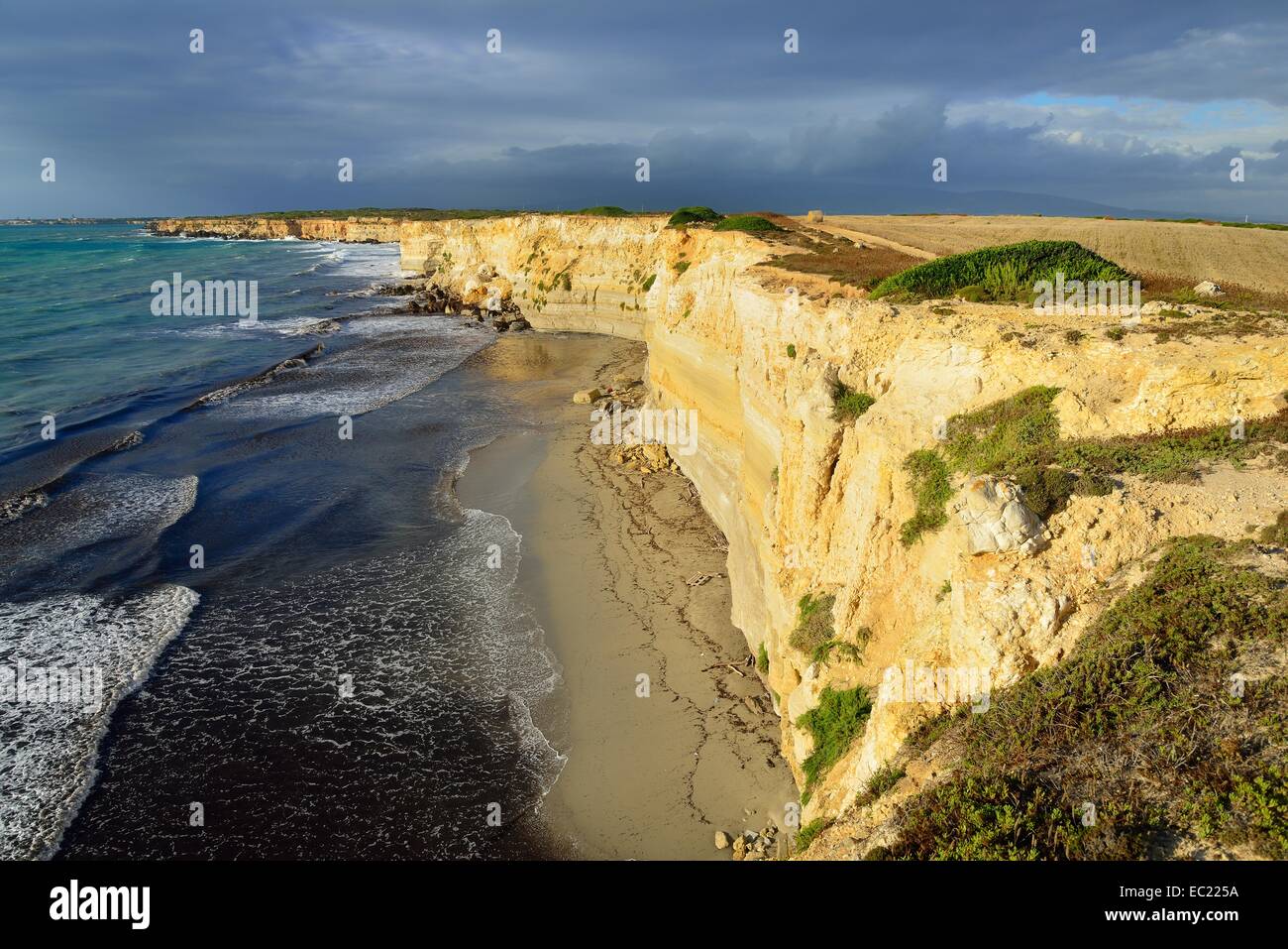 Klippen im Abendlicht mit Regenwolken, Mari Ermi, Sinis-Halbinsel, Provinz Oristano, Sardinien, Italien, Europa Stockfoto