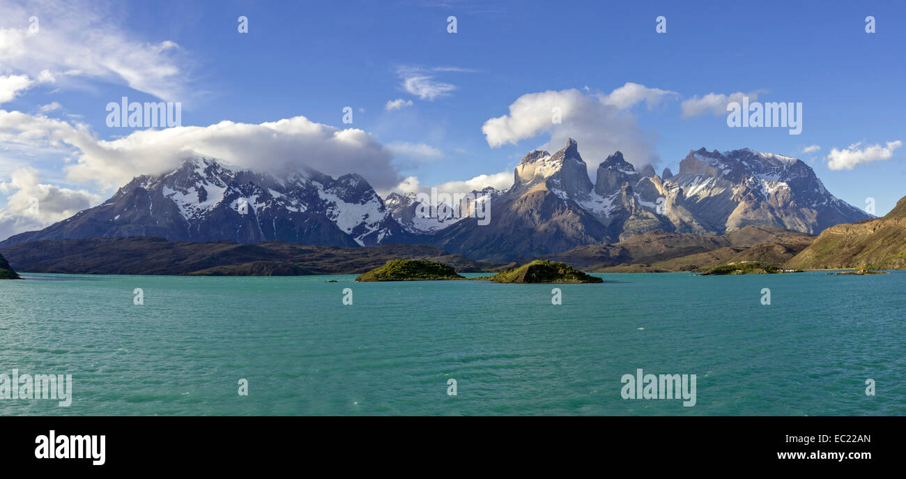 Lago Pehoe und Paine Grande Massif, Nationalpark Torres del Paine, Magallanes y la Antártica Chilena Region, Chile Stockfoto