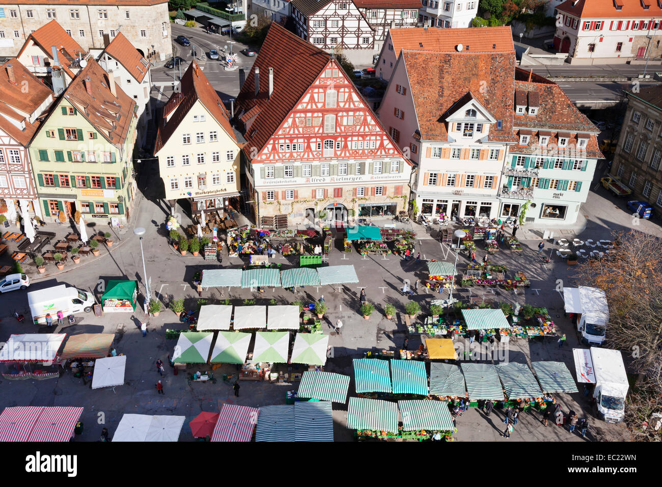 Markt-Wochenmarkt in der Stadt Platz Esslingen, Baden-Württemberg, Deutschland Stockfoto