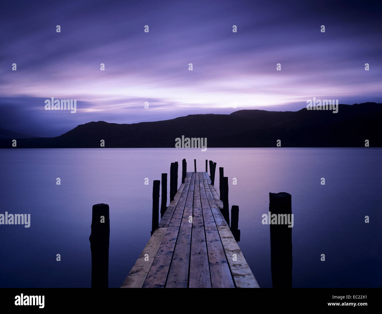 Morgendämmerung auf Brandelhow Bay, Derwent Water, Nationalpark Lake District, Cumbria, England, Vereinigtes Königreich Stockfoto