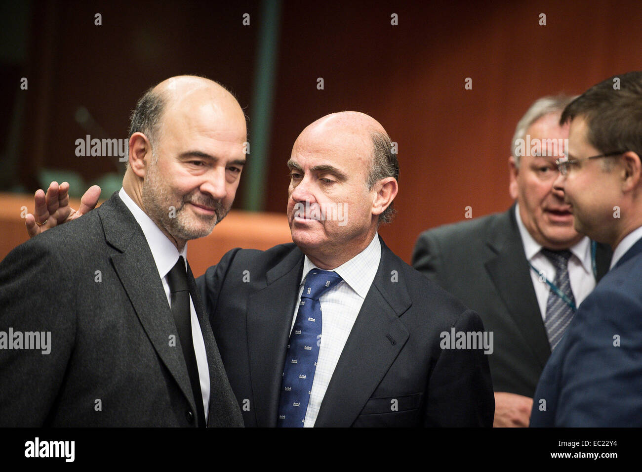 EU-Kommissar für Wirtschaft und Finanzen, Steuern und Zollunion, Pierre Moscovici (L) und spanische Wirtschaftsminister Luis de Guindos und Vize-Präsident der EU-Kommission zuständig für die Euro Valdis Dombrovskis (R) zu Beginn der Euro-Gruppe mit europäischen Finanzminister haben auf EU Sitz in Brüssel, Belgien am 08.12.2014 auf der Tagesordnung der Sitzung ist die Bewertung der dem Euro-Währungsgebiet angehörenden Mitgliedstaaten Haushaltsplanung. Der Minister für Wirtschaft und Finanzen der Euro-Zone werden auch Griechenland diskutieren (fünfte überprüfen und follow-up Vereinbarungen), Portugal (Tanne Stockfoto