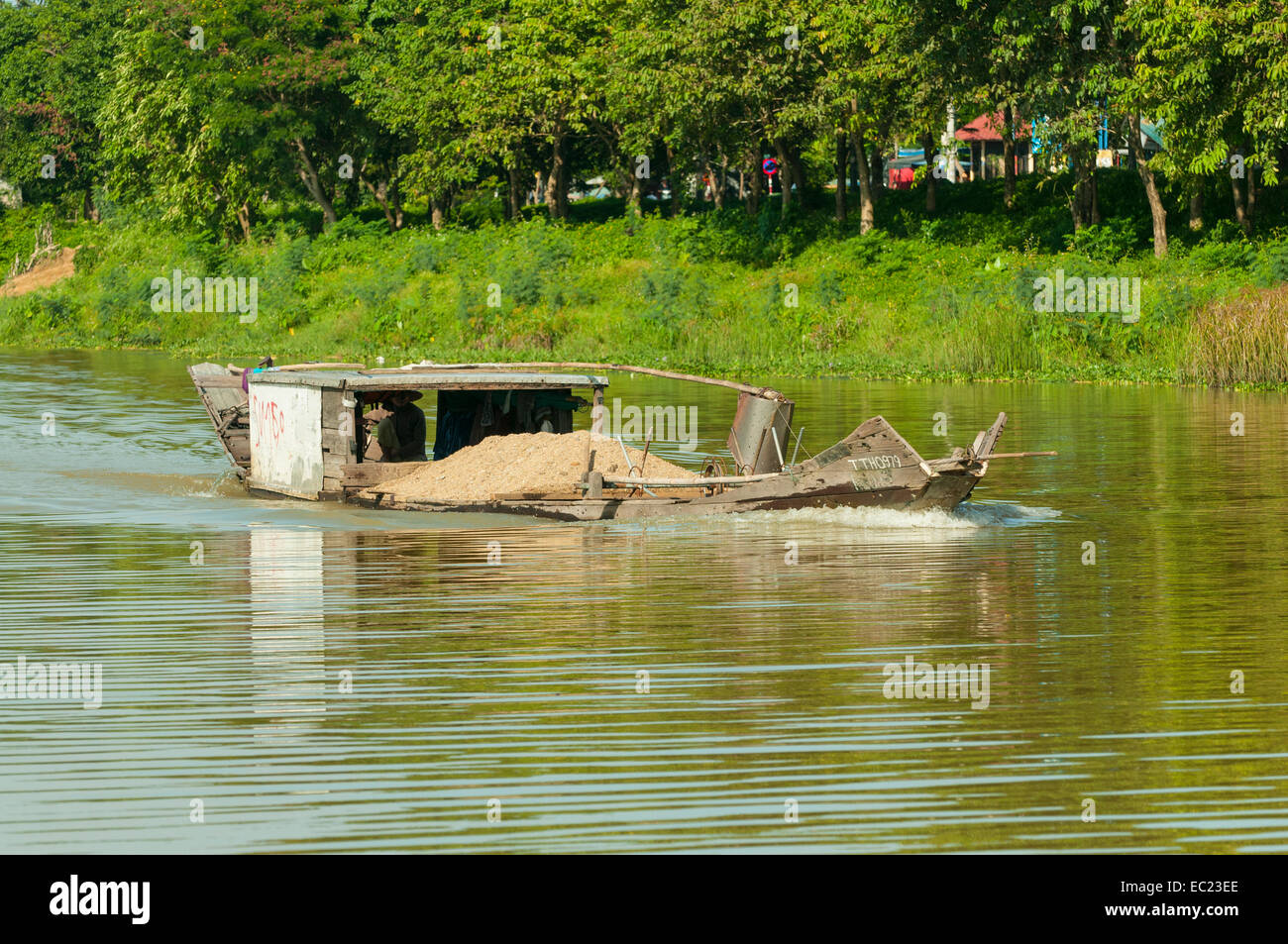Volle Ladung auf Parfüm-Fluss, Hue, Vietnam Stockfoto