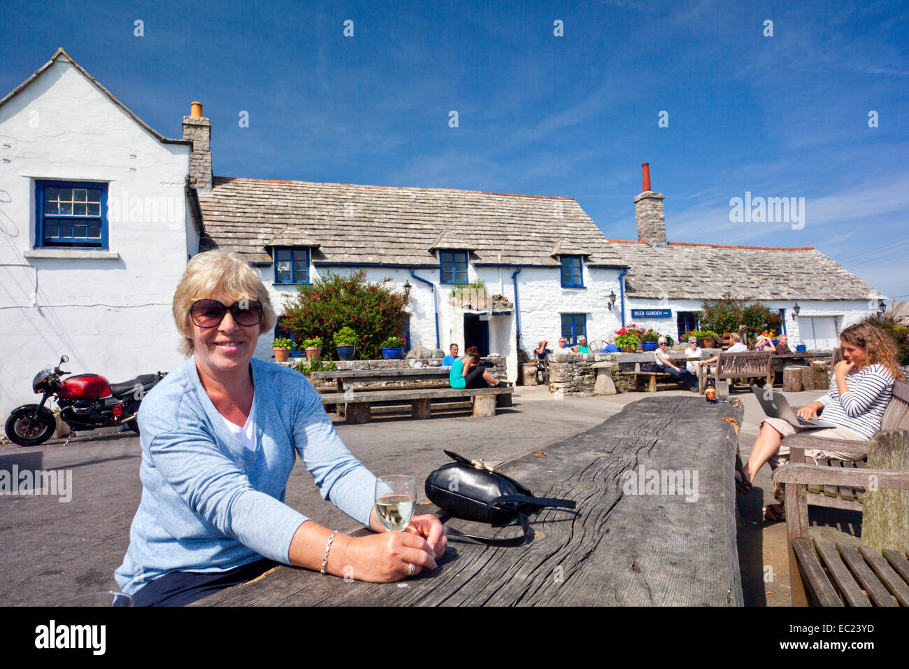 Ein Kunde genießt ein Glas Wein im The Square und Kompass Land Pub in der Dorset Dorf von Wert Matravers England UK Stockfoto