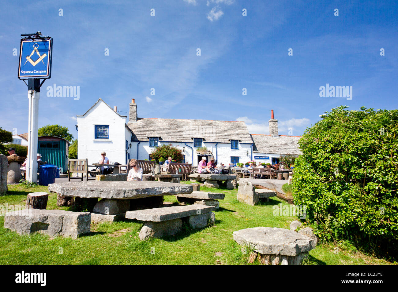 Purbeck Stein Tische und Bänke außerhalb der Square und Kompass Pub in der Dorset Dorf von Wert Matravers England UK Stockfoto