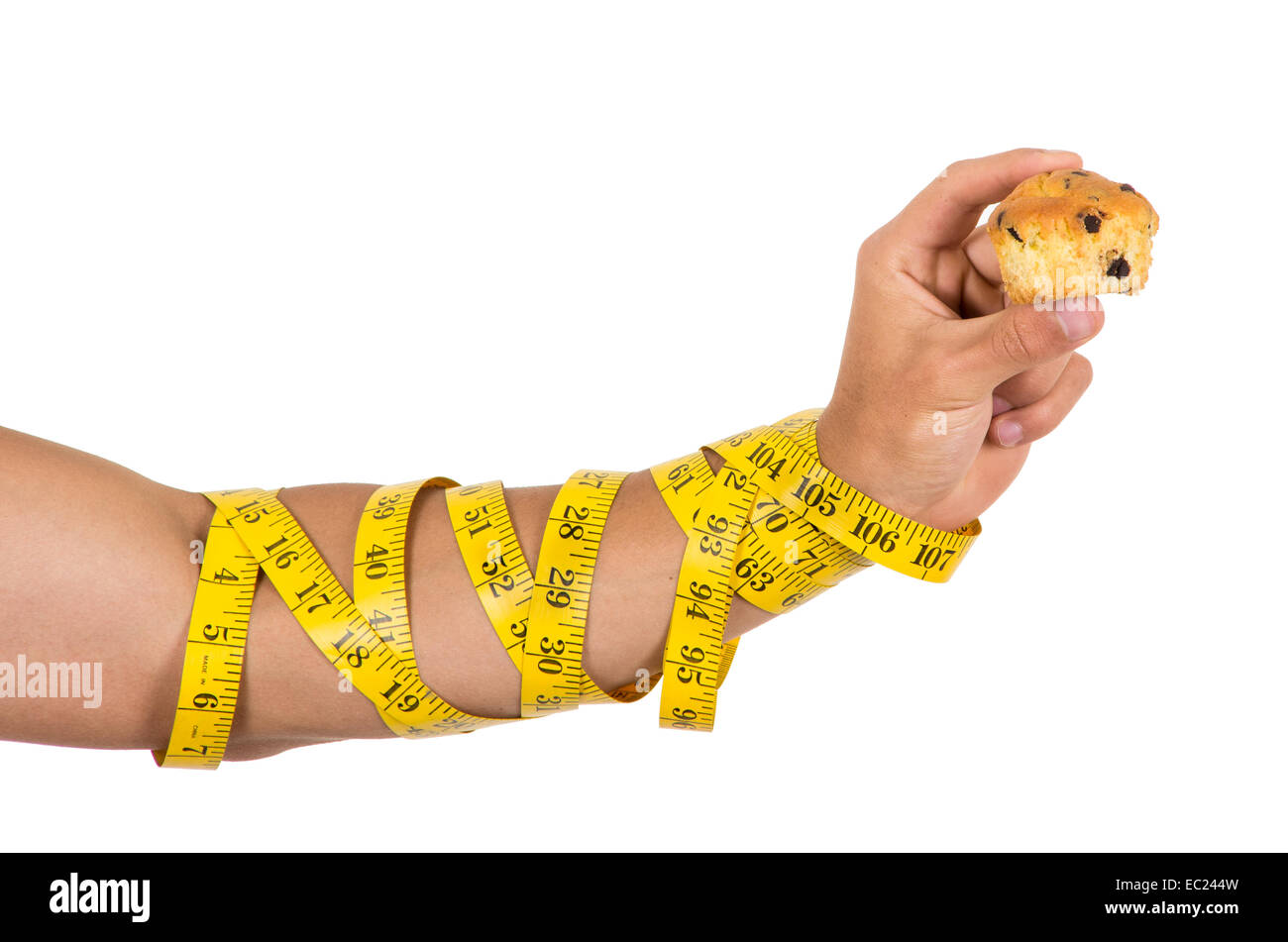 Mannes Arm gewickelt in Maßband hält muffin Stockfoto