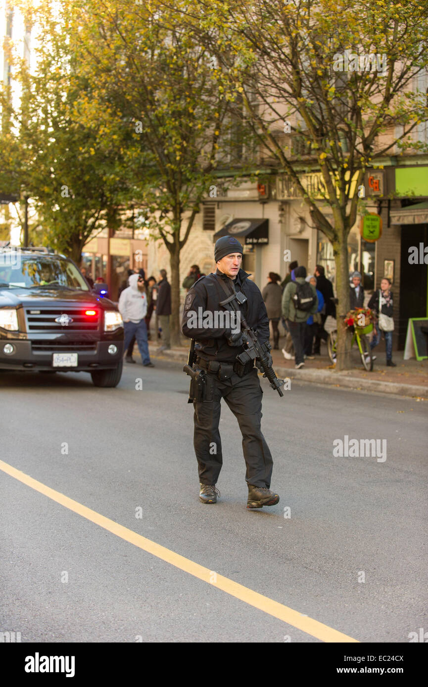 Schwer bewaffnete Vancouver City Polizist hinunter die Mitte der Straße Stockfoto