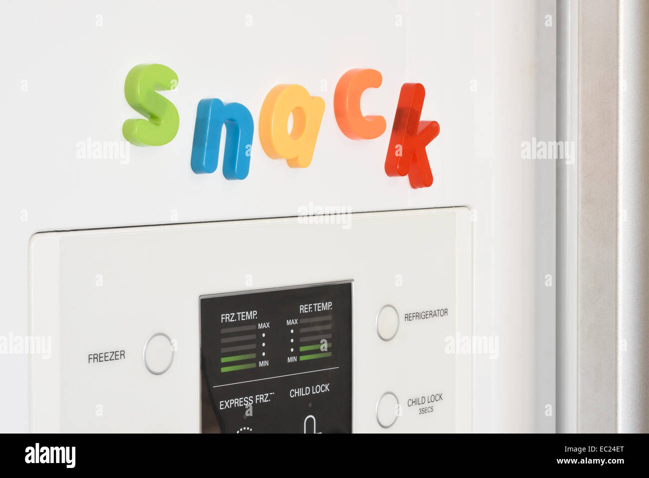 Das Wort "Snack" ausgeschrieben im Kühlschrank-Magnete an der Tür des Kühlschranks. Stockfoto