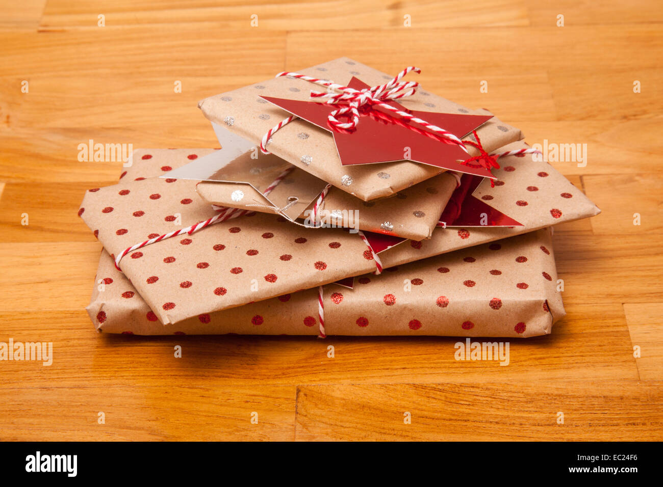 Verpackte Geburtstagsgeschenke auf einem Holzfußboden. Stockfoto