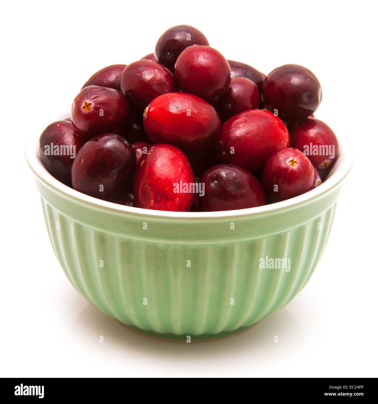 Frische Cranberries oder Cranberry Frucht isoliert auf einem weißen Studio-Hintergrund. Stockfoto