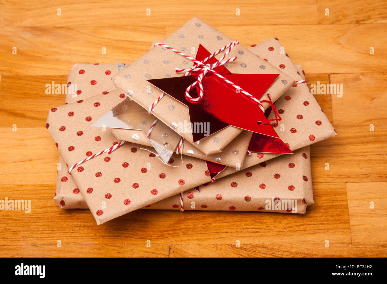 Verpackte Geschenke auf einem Holztisch Stockfoto