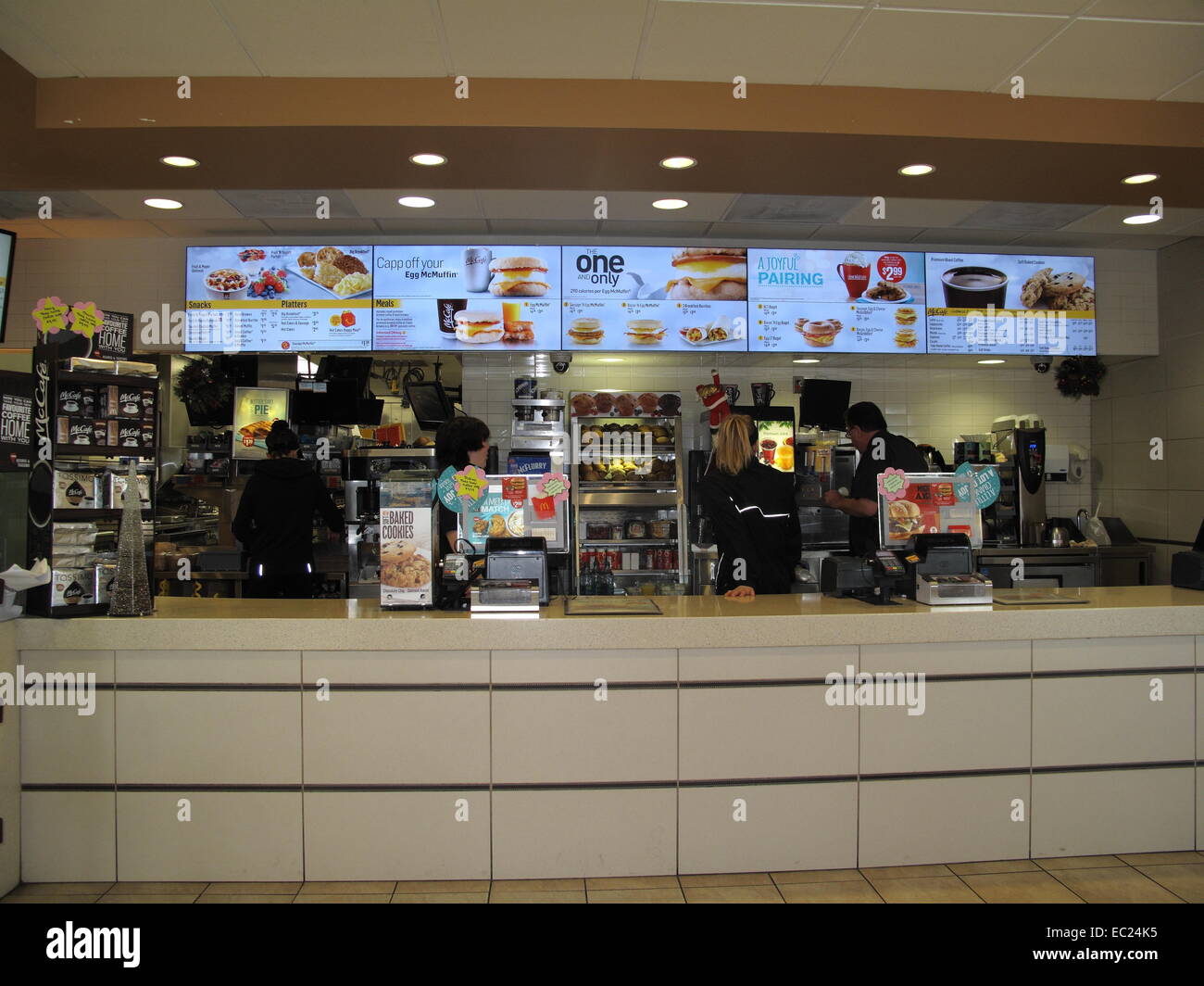 Die innere Ordnung-Zähler in einem McDonalds Restaurant zeigt die Frühstückskarte Stockfoto