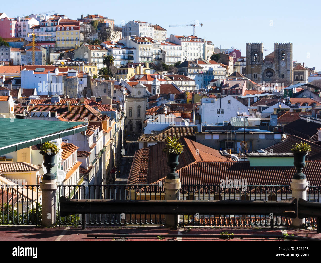 Blick vom Bairro Alto, Baixa, Alfama und Kathedrale Sé. Lissabon, Portugal. Stockfoto