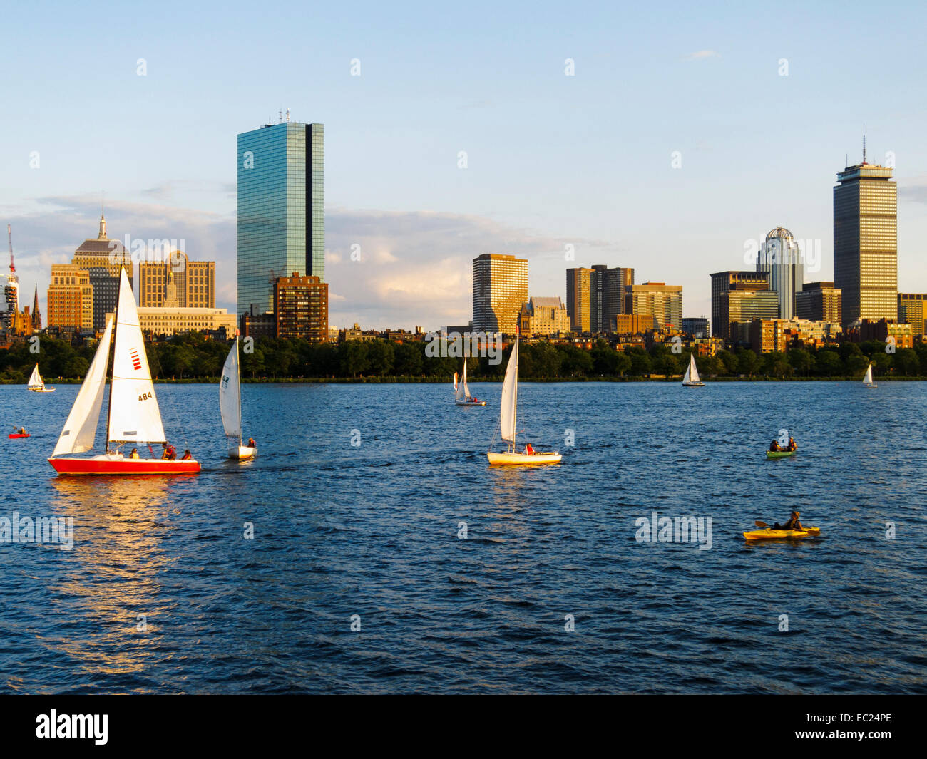 Segelboote und Kajaks auf dem Charles River. Boston, Massachusetts, USA. Stockfoto