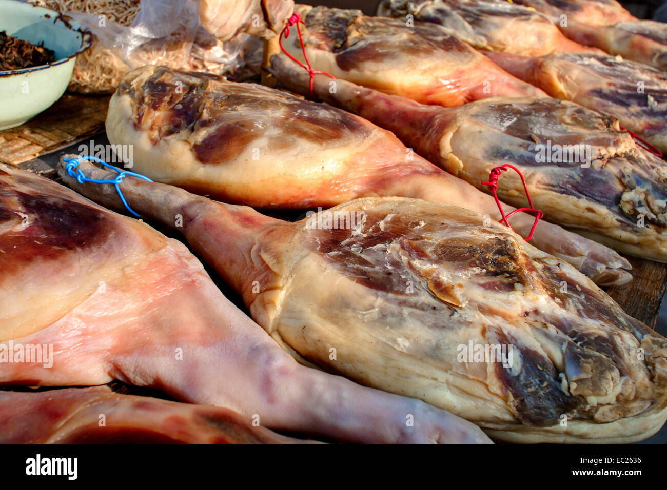 Menschen machen Wurst, Fleisch getrocknet und ausgehärtet, um lange Zeit im südlichen Teil von China zu halten. Stockfoto