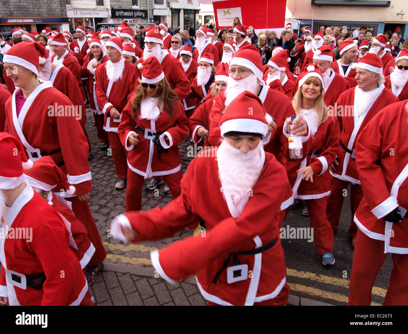 Gruppe Aufwärmübungen für die Charity-Santa laufen auf das Weihnachtsfest von Padstow, Cornwall, UK Stockfoto