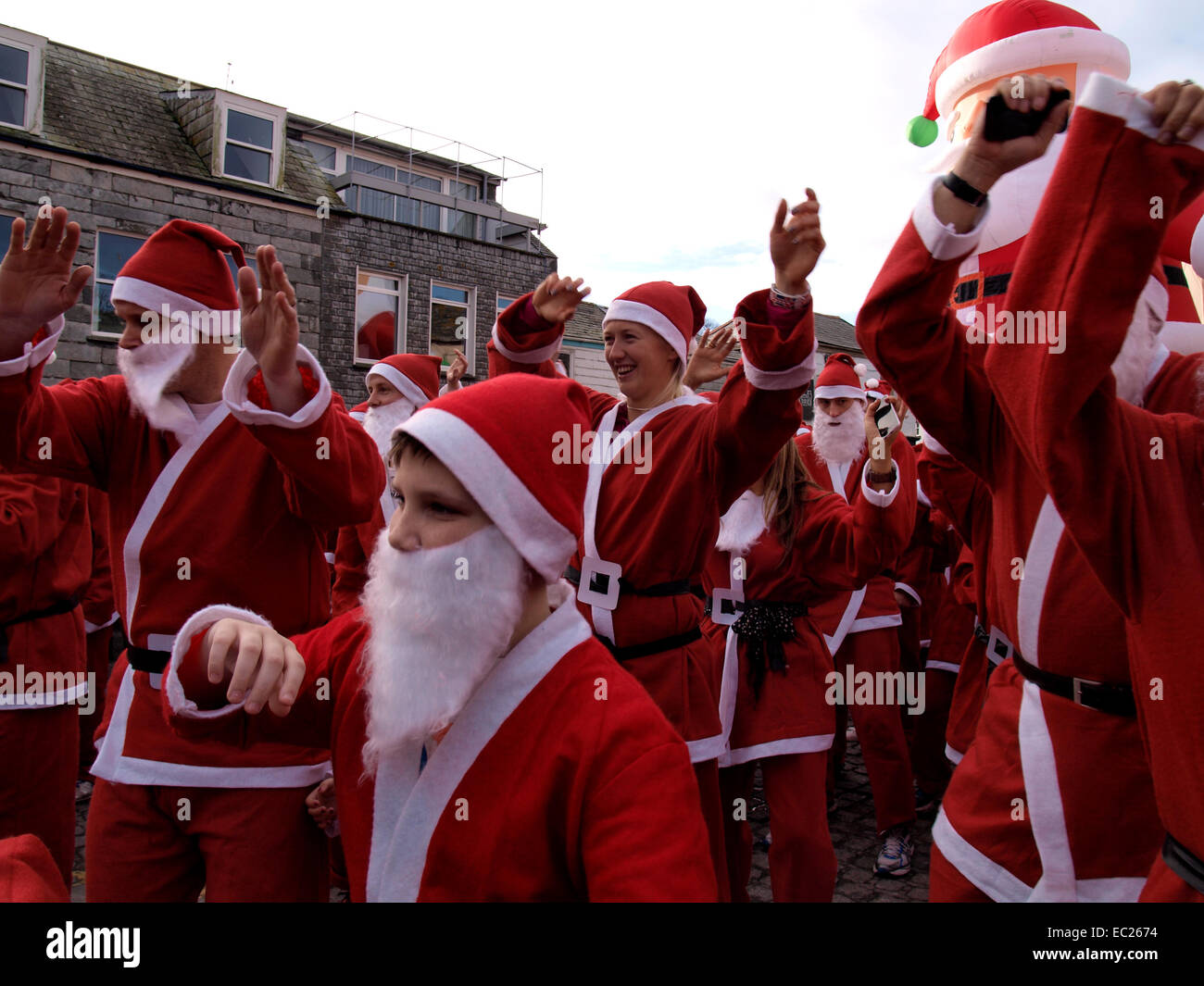 Gruppe Aufwärmübungen für die Charity-Santa laufen auf das Weihnachtsfest von Padstow, Cornwall, UK Stockfoto