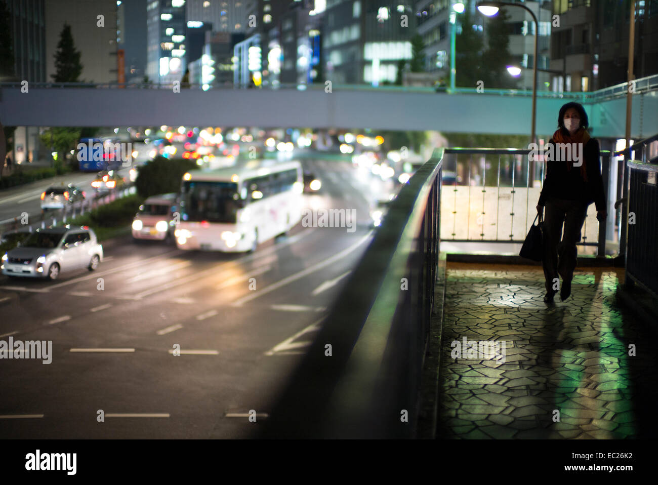 Eine Frau auf dem Weg nach Hause in Tokio, Japan. Stockfoto