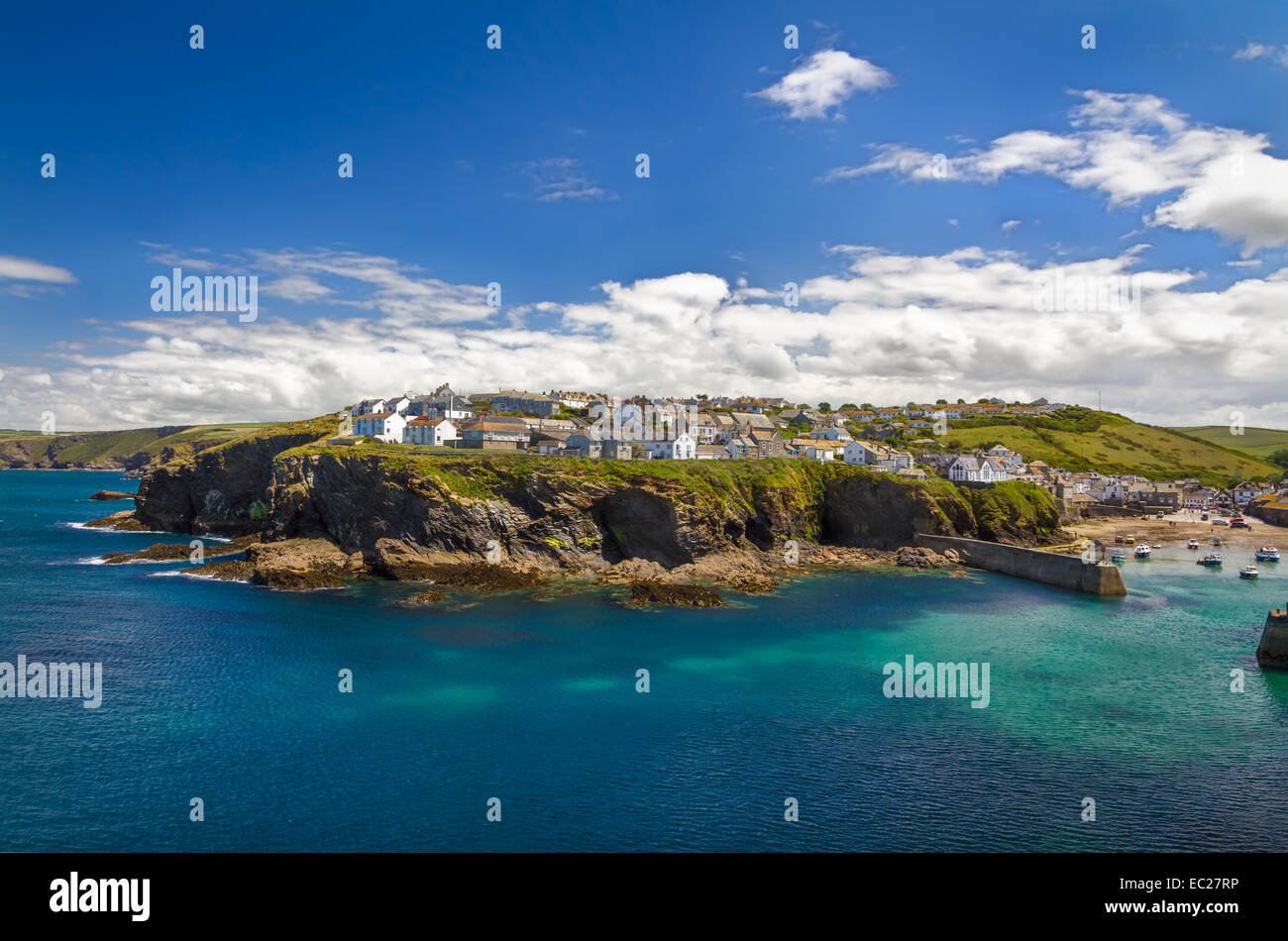 Kornische Dorf Port Isaac auf einer Klippe, Cornwall, England Stockfoto