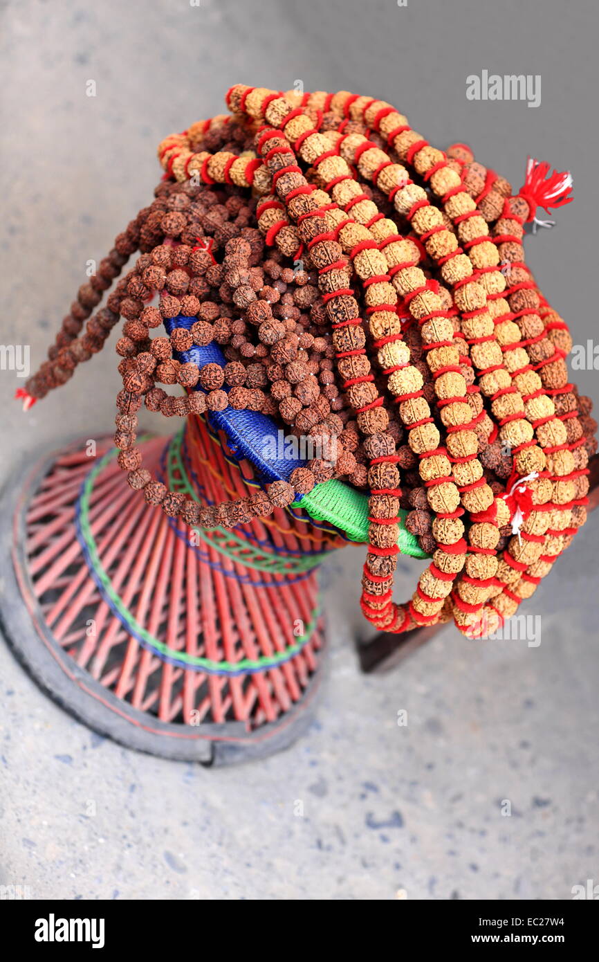 Traditionelle nepalesische Rudraksha Samen Halskette auf bunten alten typischen Korbstuhl in den Patale Chhango-Devi.s Falls-Hell.s Stockfoto