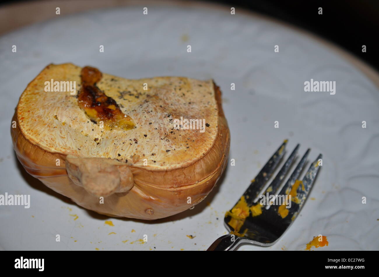 Gabel mit Squash auf Platte Stockfoto