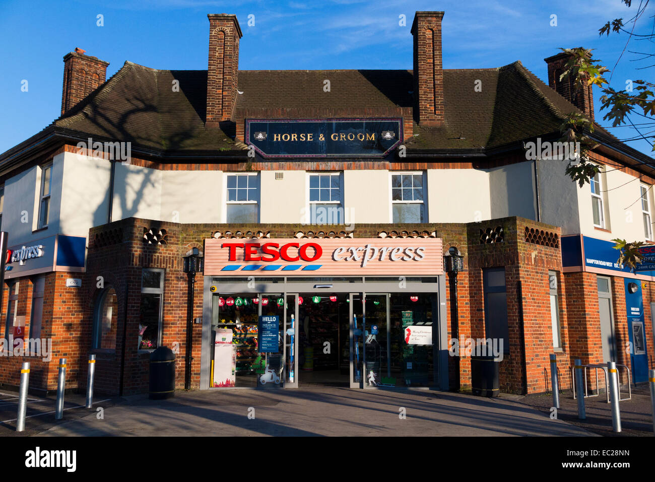 Tesco Express Supermarkt: Ehemaliges Public House, das vom Horse and Bräutigam Pub in einen Supermarkt/Metro umgewandelt wurde. UK. Stockfoto