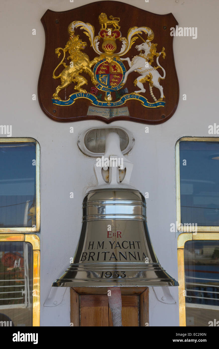 Schiffsglocke von H M Yacht Britannia unter königliches Wappen Stockfoto