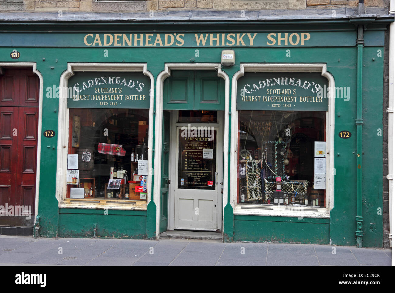 Edinburgh, Schottlands ältesten unabhängigen Abfüller Cadenhead Whisky Shop (seit 1842). Stockfoto