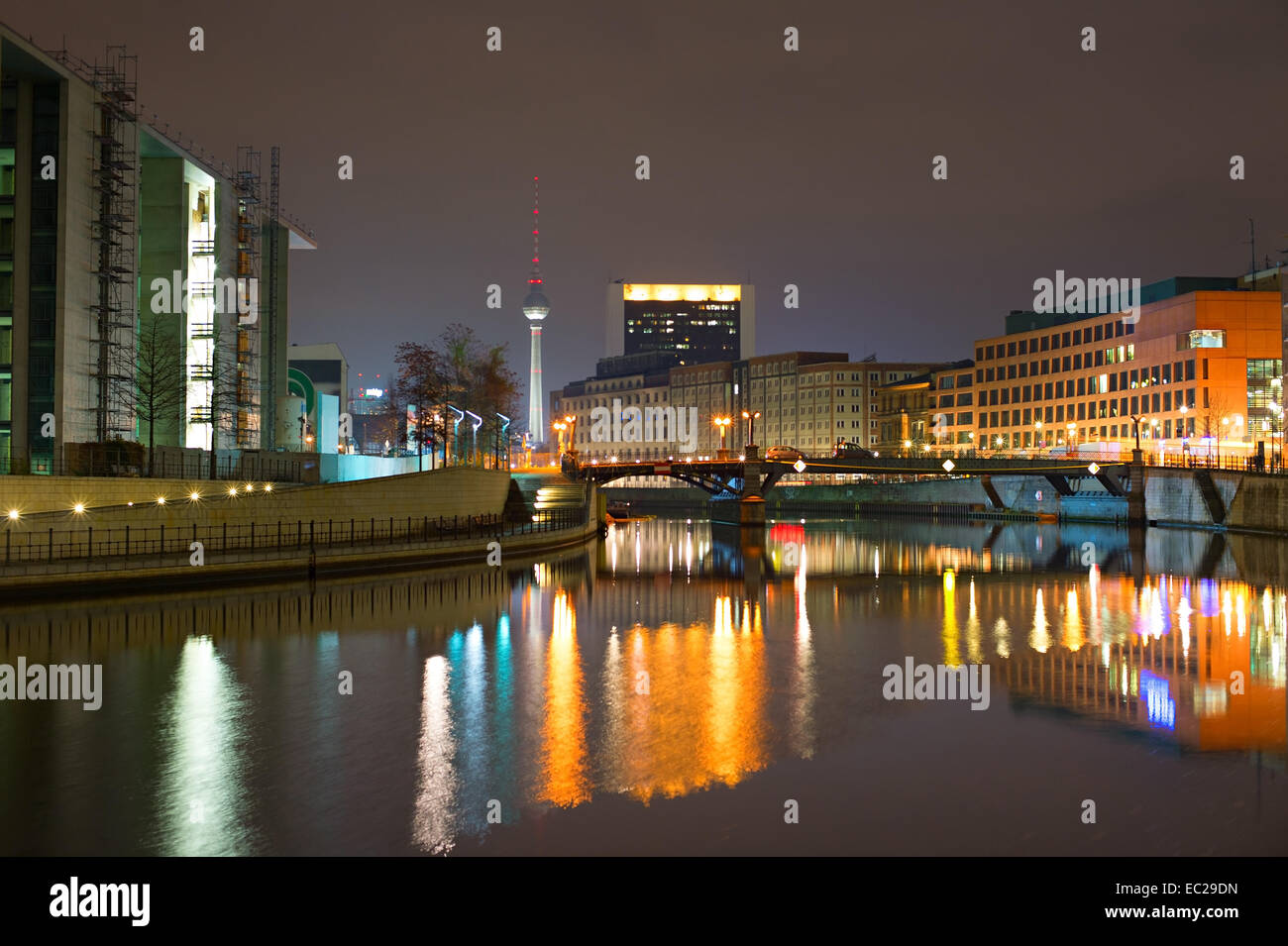 Ufer der Spree entlang in der Nacht in Berlin, Deutschland Stockfoto