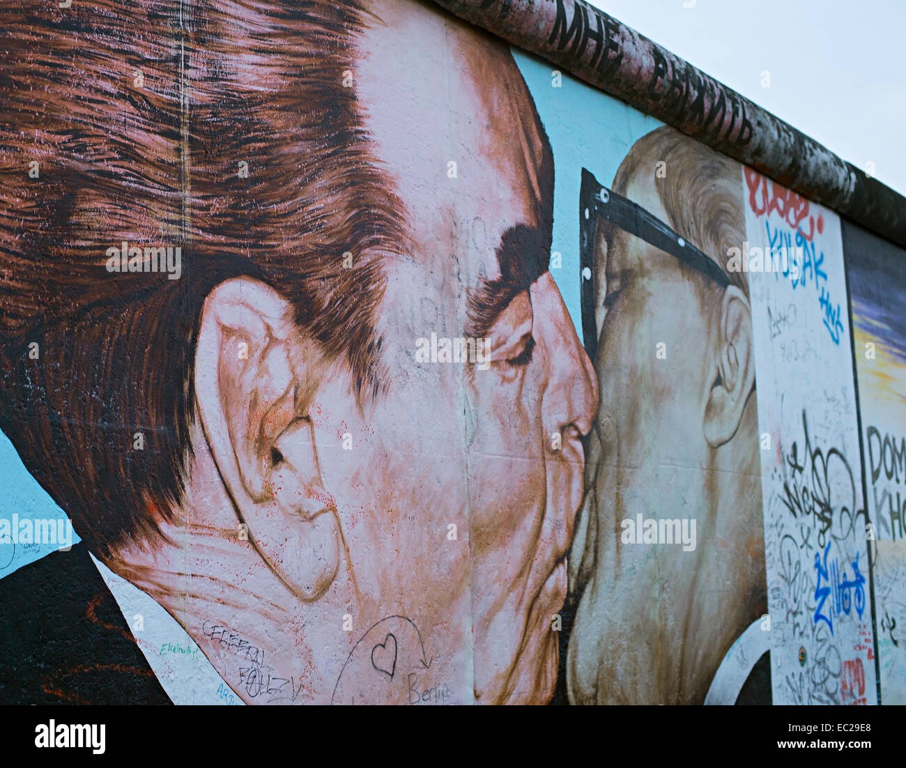 Kuss zwischen Breschnew und Honecker auf der Berliner Mauer an der East Side Gallery gemalt. Stockfoto