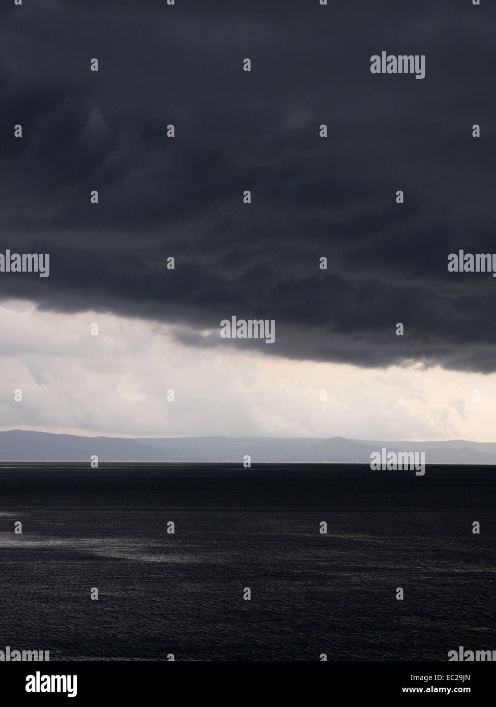 Blick auf stürmischen Wolken über Meer Stockfoto